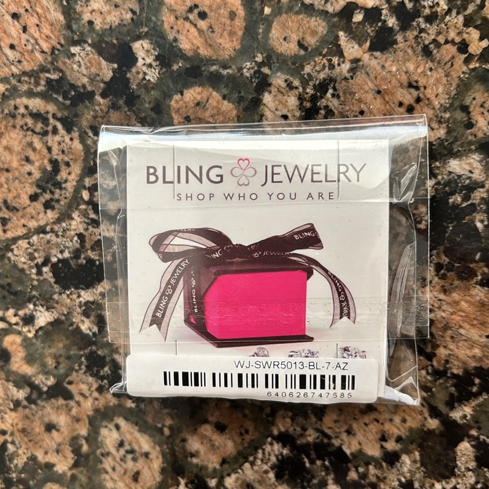 NWOT - BLUE BLING JEWELRY RING - Picture 3 of 4